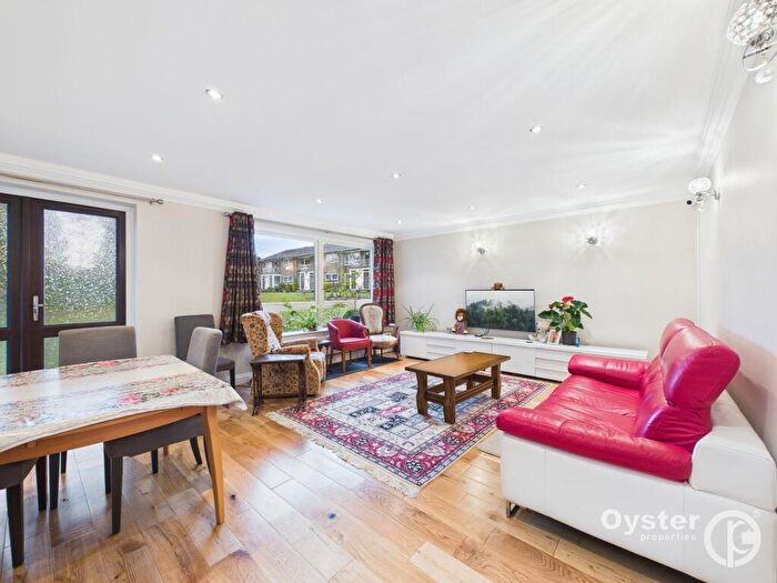 2 Bedroom Flat For Sale In Gleneagles, Stanmore, HA7