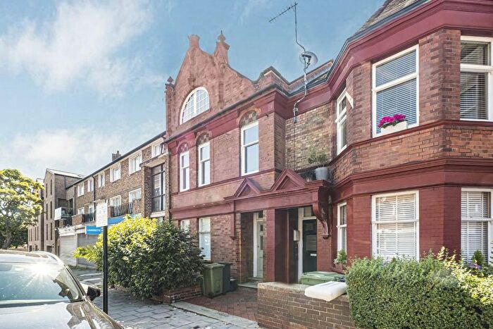 3 Bedroom Flat To Rent In Amesbury Avenue, London, SW2