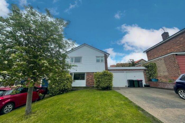 3 Bedroom Detached House To Rent In Lockwood Avenue, Sheffield, S25