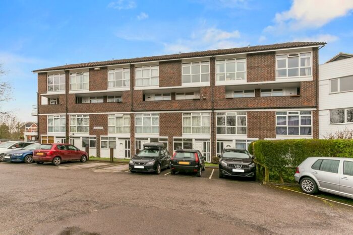 2 Bedroom Flat To Rent In Goral Mead, Rickmansworth, WD3