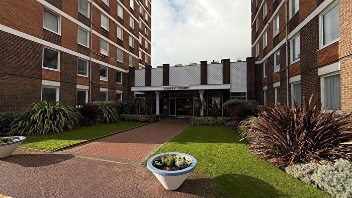 3 Bedroom Flat To Rent In Grand Avenue, Hove, BN3