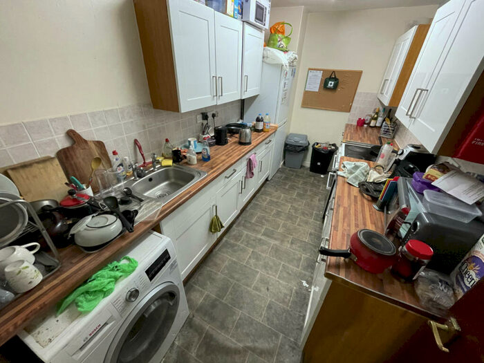 6 Bedroom Flat To Rent In Holly Bank, Leeds, LS6