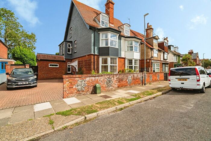 5 Bedroom Semi Detached House For Sale In Elmgrove Road, Gorleston, Great Yarmouth, NR31