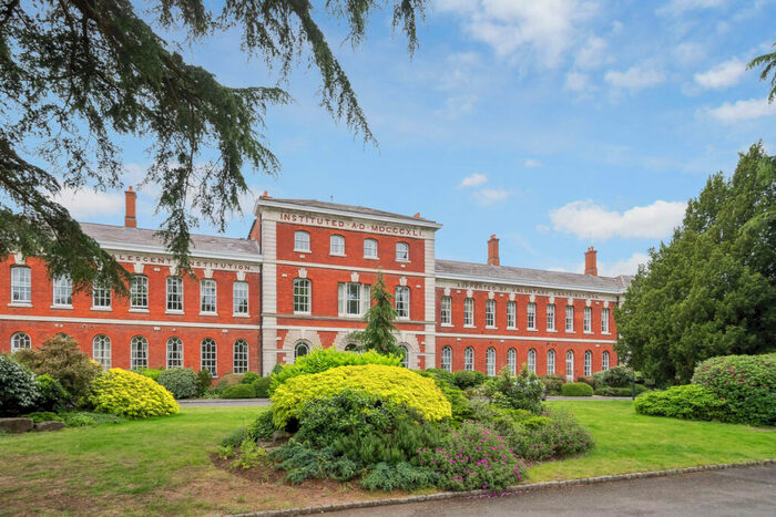 2 Bedroom Apartment For Sale In Ellesmere Place, Walton-on-thames, KT12