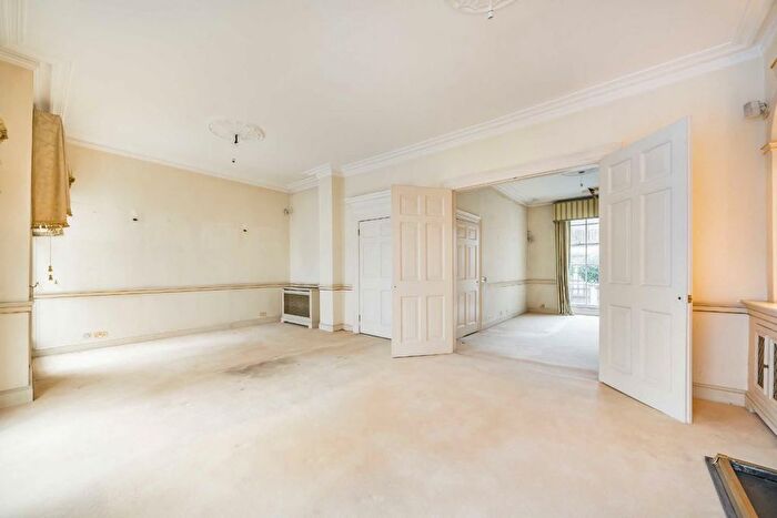 4 Bedroom Property For Sale In Upper Brook Street, London, W1K - Photo 4