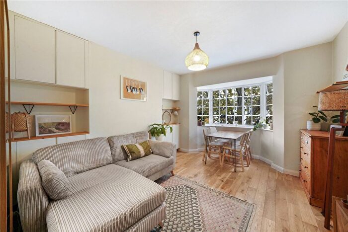 2 Bedroom Flat For Sale In Tollington Park, London, N4