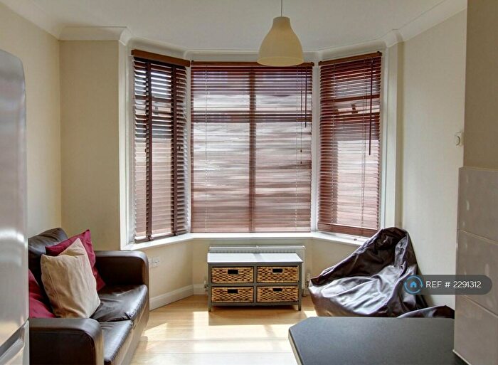 3 Bedroom Flat To Rent In Sirdar Road, Southampton, SO17