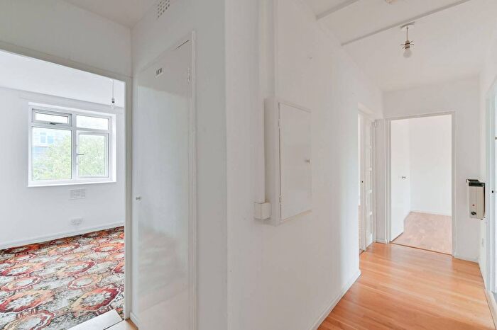 2 Bedroom Flat For Sale In Bancroft Court, Nine Elms, London, SW8