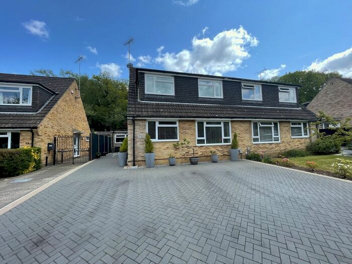 3 Bedroom Semi-Detached House For Sale In Tudor Drive, Yateley, Hampshire, GU46