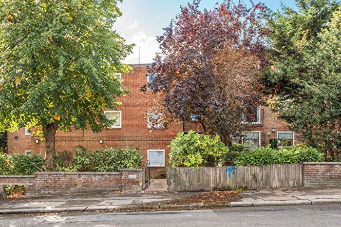 2 Bedroom Flat For Sale In Waverley Road, Enfield, EN2