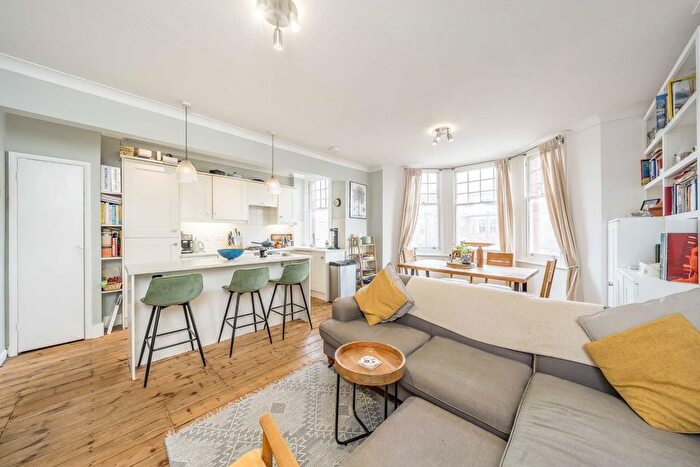 3 Bedroom Flat For Sale In Ashlake Road, Streatham, SW16