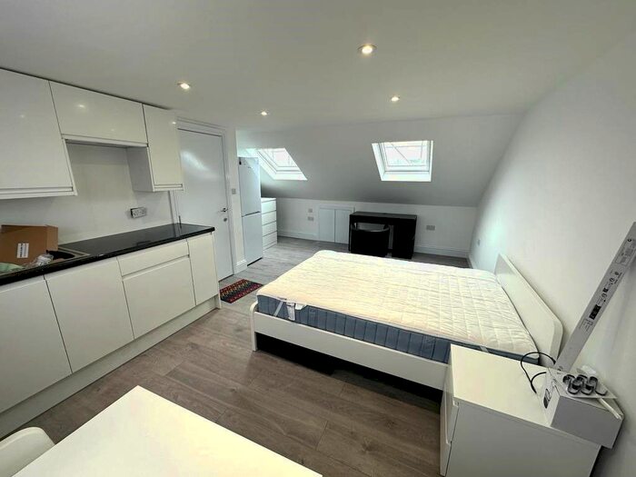 Studio To Rent In North Circular Road, London, N13