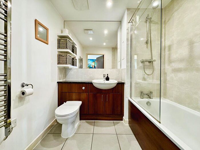 1 Bedroom Flat For Sale In Ealing Road, Brentford, TW8
