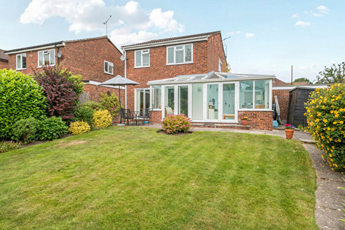 4 Bedroom Link Detached House For Sale In Treeside Drive, Farnham, GU9