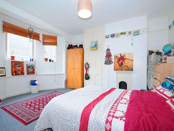 3 Bedroom Flat To Rent In Harman Close, Avondale Square, London, SE1