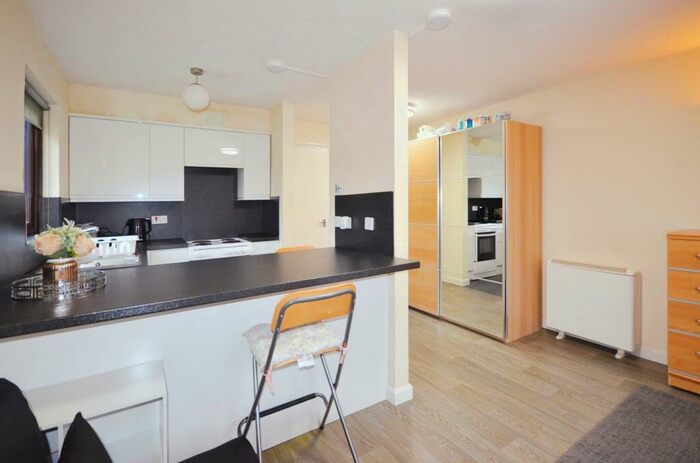 1 Bedroom Apartment To Rent In Littlebrook Avenue, Slough, SL2