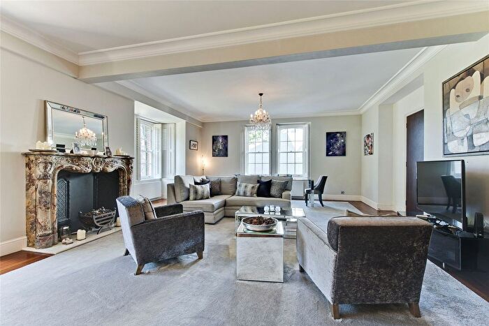 3 Bedroom Flat To Rent In Green Lane, Cobham, Surrey, KT11