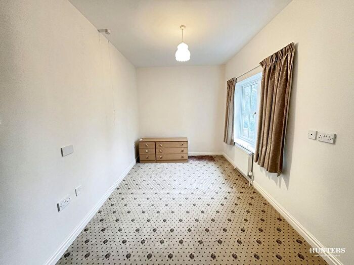 1 Bedroom Flat For Sale In Old Bank Road, Earlsheaton, Dewsbury, WF12