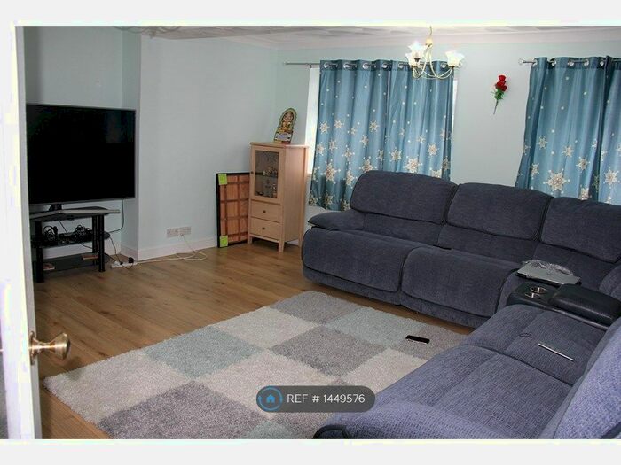 3 Bedroom Semi-Detached House To Rent In Bletchley, Bletchley, MK3