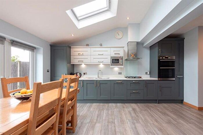 4 Bedroom Semi-Detached House To Rent In Oakwood Crescent, Winchmore Hill, N21