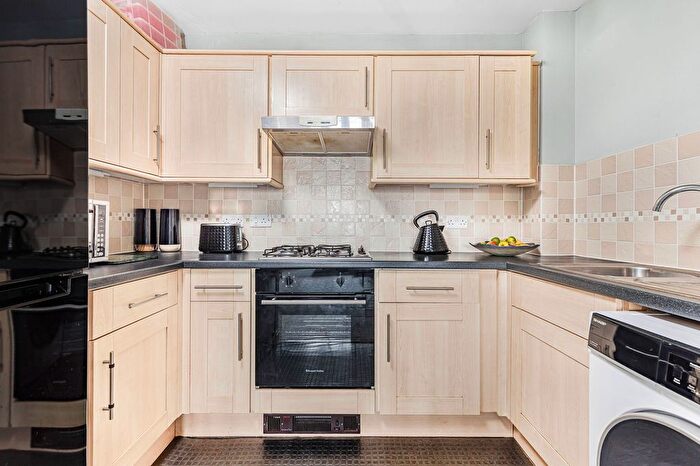 2 Bedroom Flat For Sale In Masons Hill, Bromley, BR2
