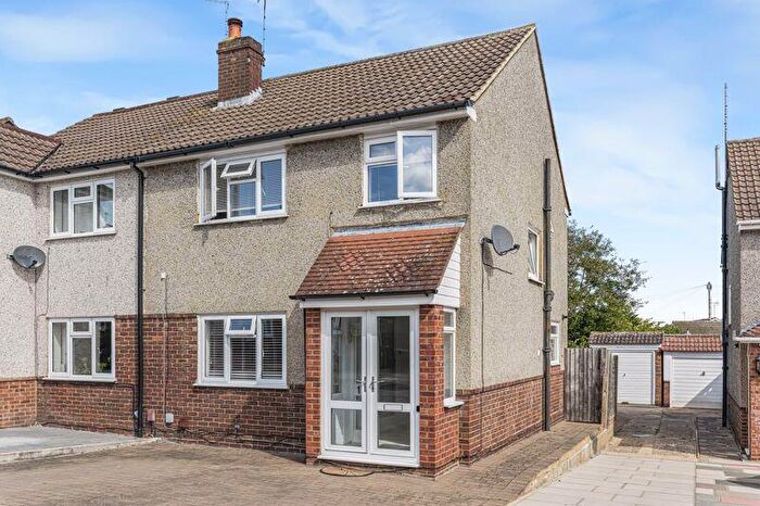 3 Bedroom Semi-Detached House For Sale In Wood Close, Bexley, DA5