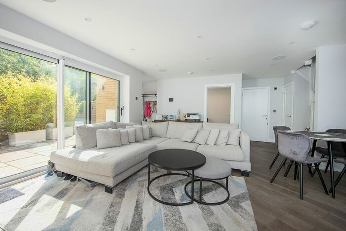 3 Bedroom Semi-Detached House To Rent In Surbiton Hill Road, Surbiton, KT6