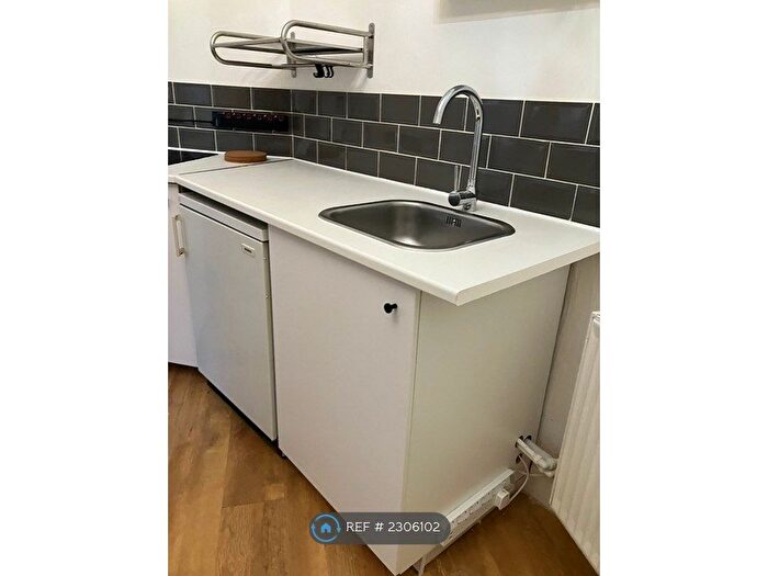 Studio To Rent In First Floor, Bristol, BS8