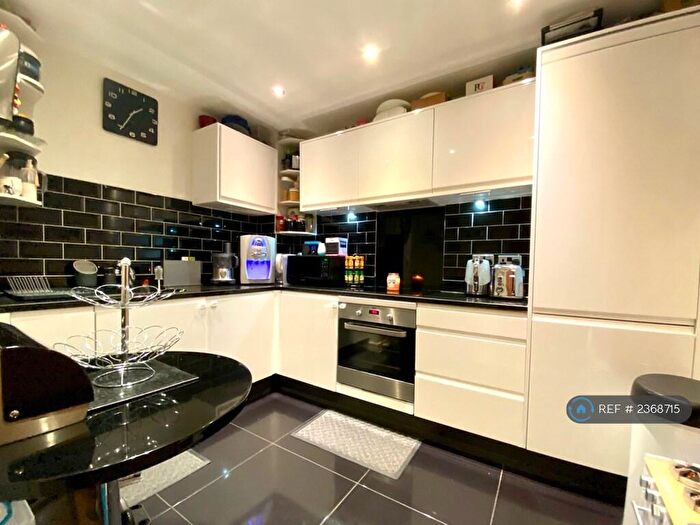 2 Bedroom Flat To Rent In Bole Court, Enfield, EN2