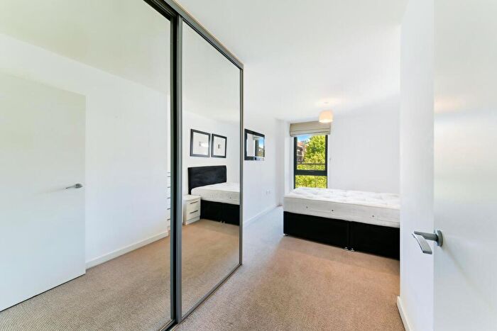 2 Bedroom Flat To Rent In Crowder Street, London, E1