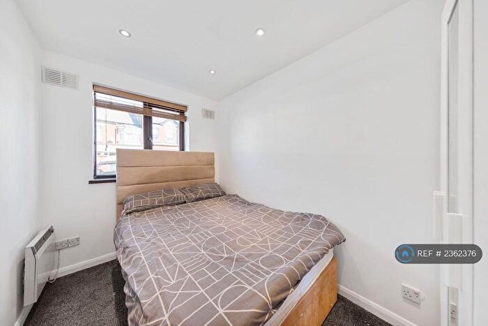 2 Bedroom Flat To Rent In Bond Road, Surbiton, KT6