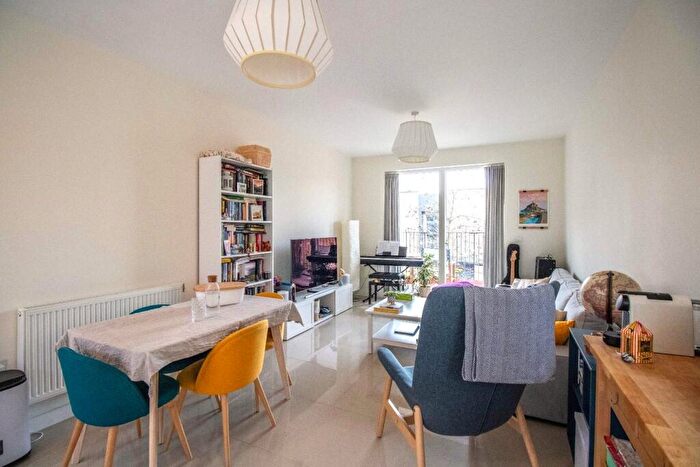 2 Bedroom Apartment To Rent In Seekings Close, Trumpington, Cambridge, CB2
