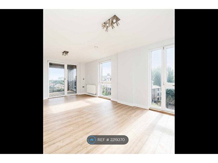 2 Bedroom Flat To Rent In Goldfinch Court, London, NW11