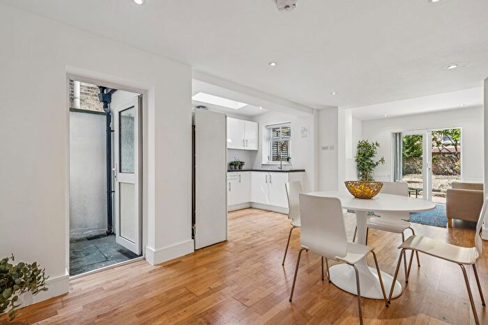 2 Bedroom Flat To Rent In Gateley Road, London, SW9