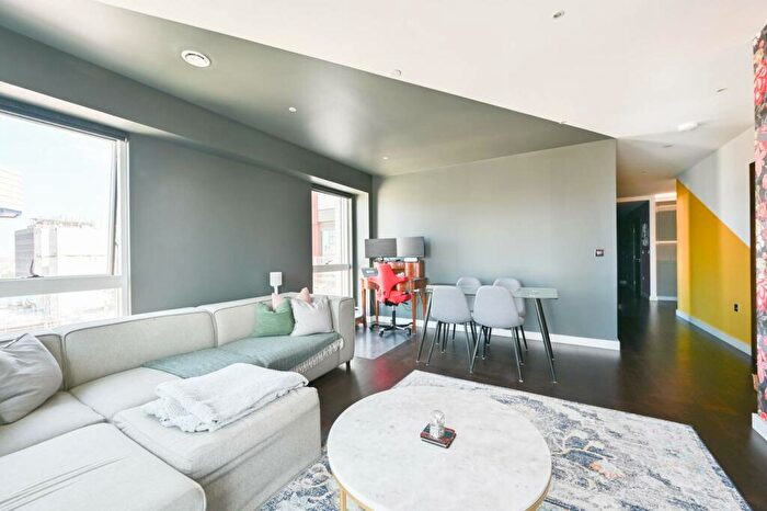 2 Bedroom Flat To Rent In Malthouse Road, Nine Elms, London, SW11