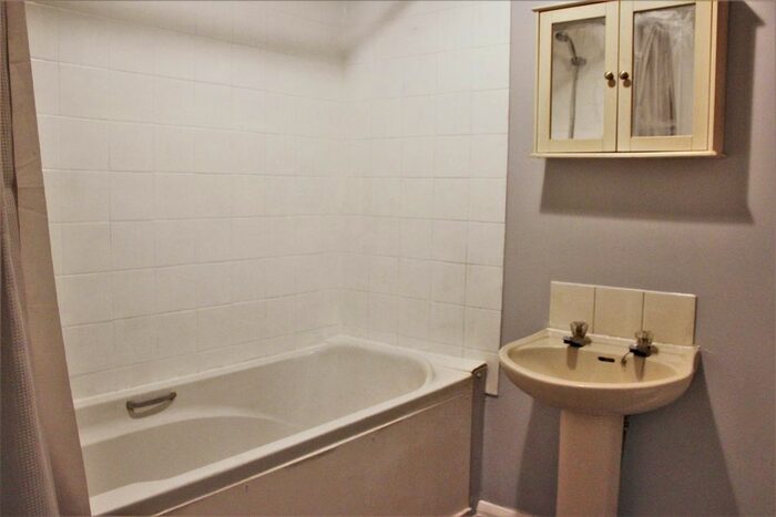 1 Bedroom Flat To Rent In Station Road, Redhill, RH1