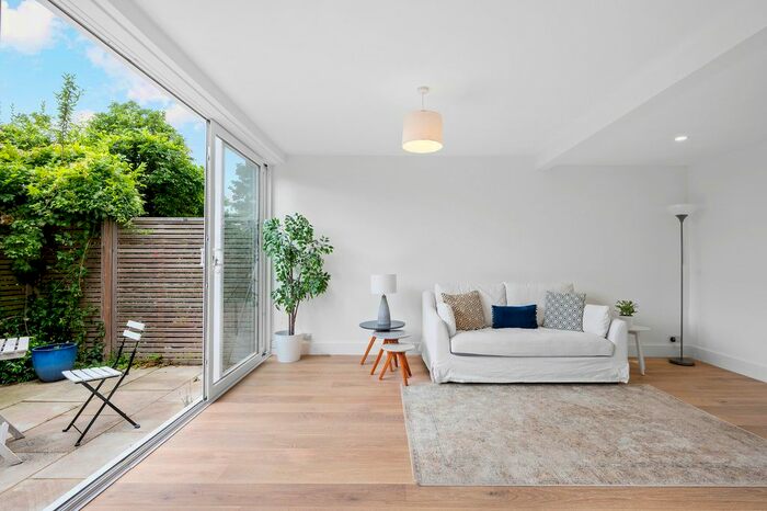 1 Bedroom Flat To Rent In Cottenham Drive, London, SW20