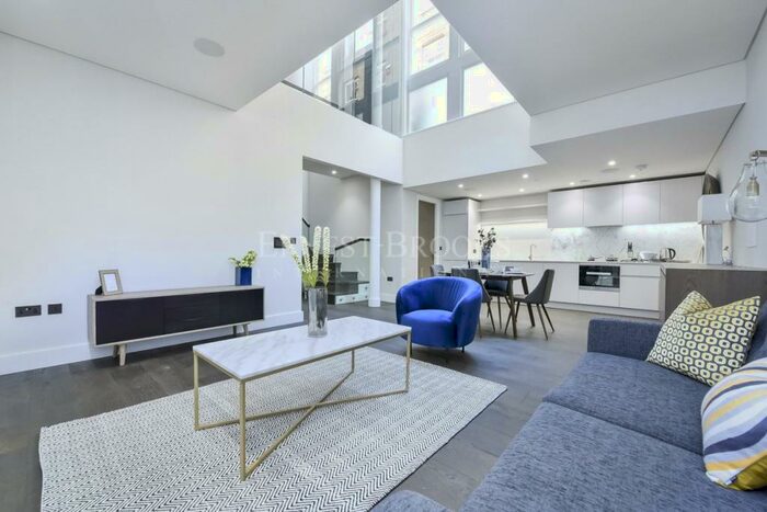 2 Bedroom Apartment To Rent In Dyer's Buildings, Pink Mews, Holborn, EC1N