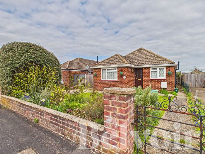 3 Bedroom Bungalow For Sale In Hulbert Way, Basingstoke, RG22