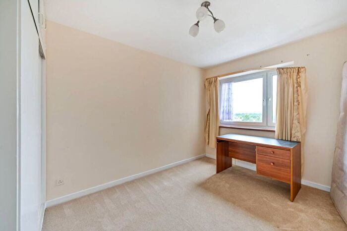 2 Bedroom Flat To Rent In Anglers Reach, Surbiton, KT6