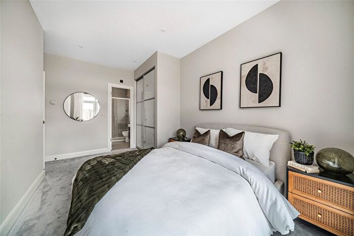 1 Bedroom Flat For Sale In New Haw, Addlestone, Surrey, KT15