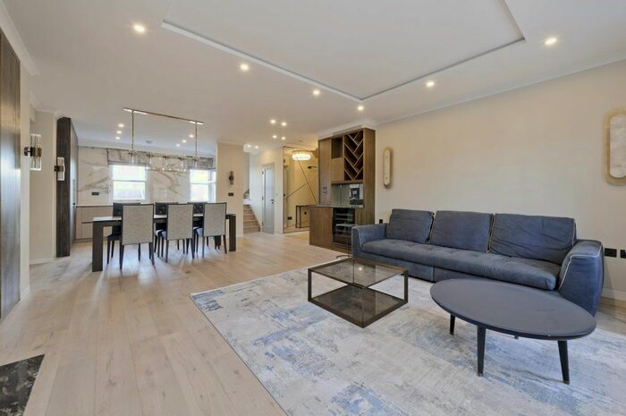 2 Bedroom Flat To Rent In Lowndes Square, Knightsbridge, SW1X