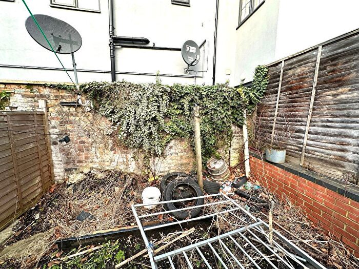 3 Bedroom Terraced House For Sale In Midland Road, High Town, Luton, Bedfordshire, LU2