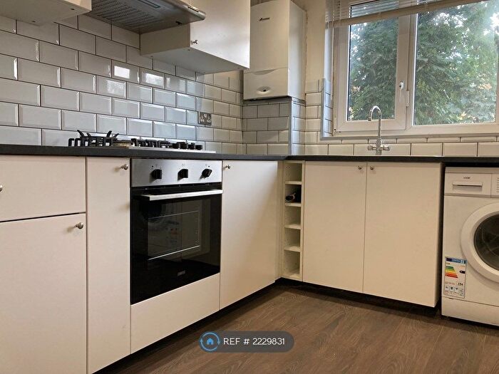 3 Bedroom Maisonette To Rent In Lawrence Close, London, N15