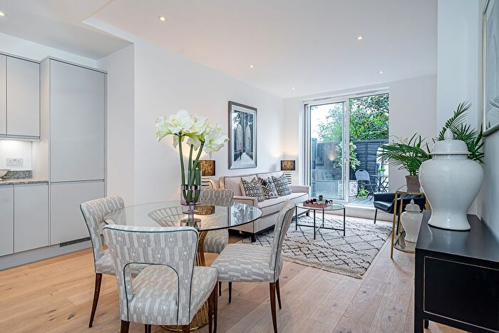 2 Bedroom Flat For Sale In Kingsbridge Avenue, London, W3