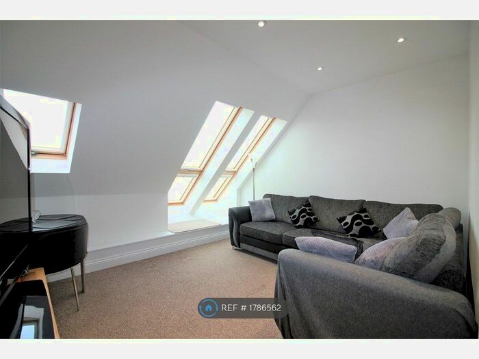 1 Bedroom Flat To Rent In High Road, Laindon, SS15