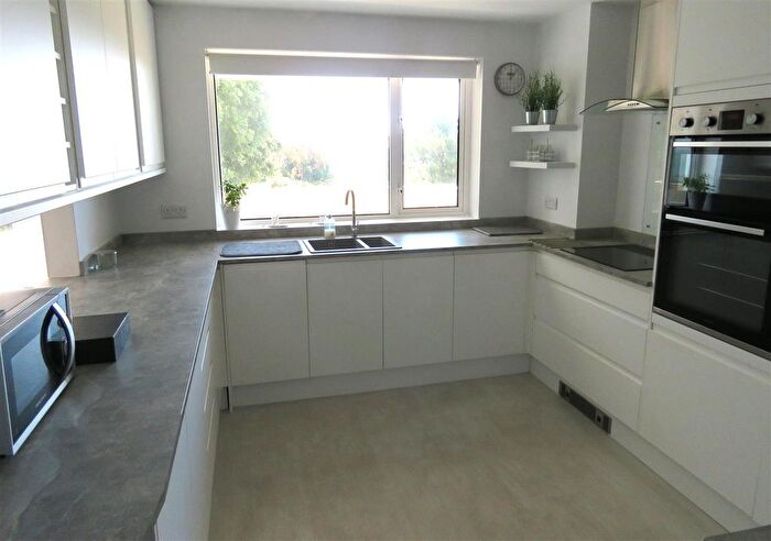 2 Bedroom Flat To Rent In Beacon Drive, Highcliffe, Christchurch, BH23