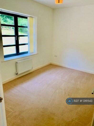 1 Bedroom Flat To Rent In Kinderlee Way, Chisworth, Glossop, SK13
