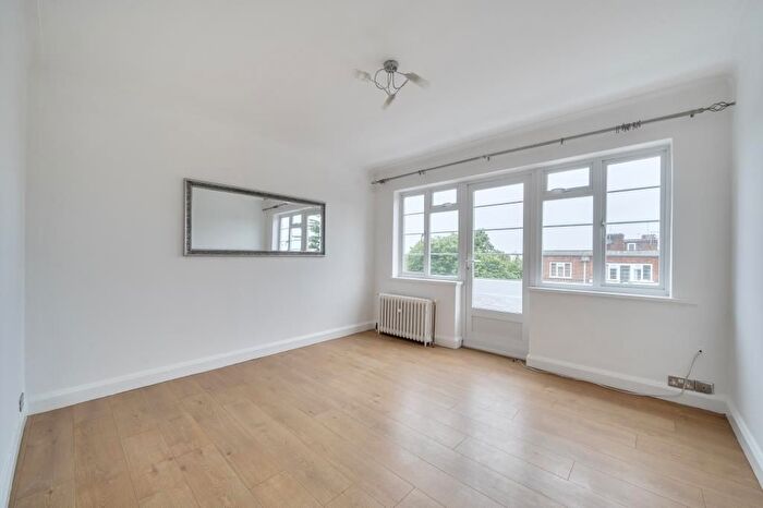 2 Bedroom Flat For Sale In Sheen Court, Richmond, TW10
