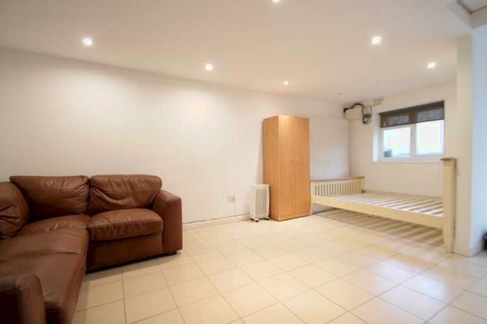 1 Bedroom Studio Flat To Rent In Windsor Gardens, Hayes, UB3